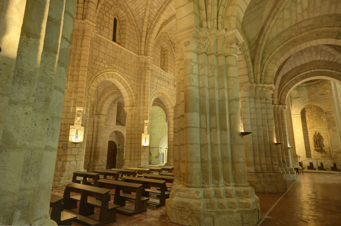 Comunicación entre nave de la epístola y central de la iglesia del monasterio de la Espina